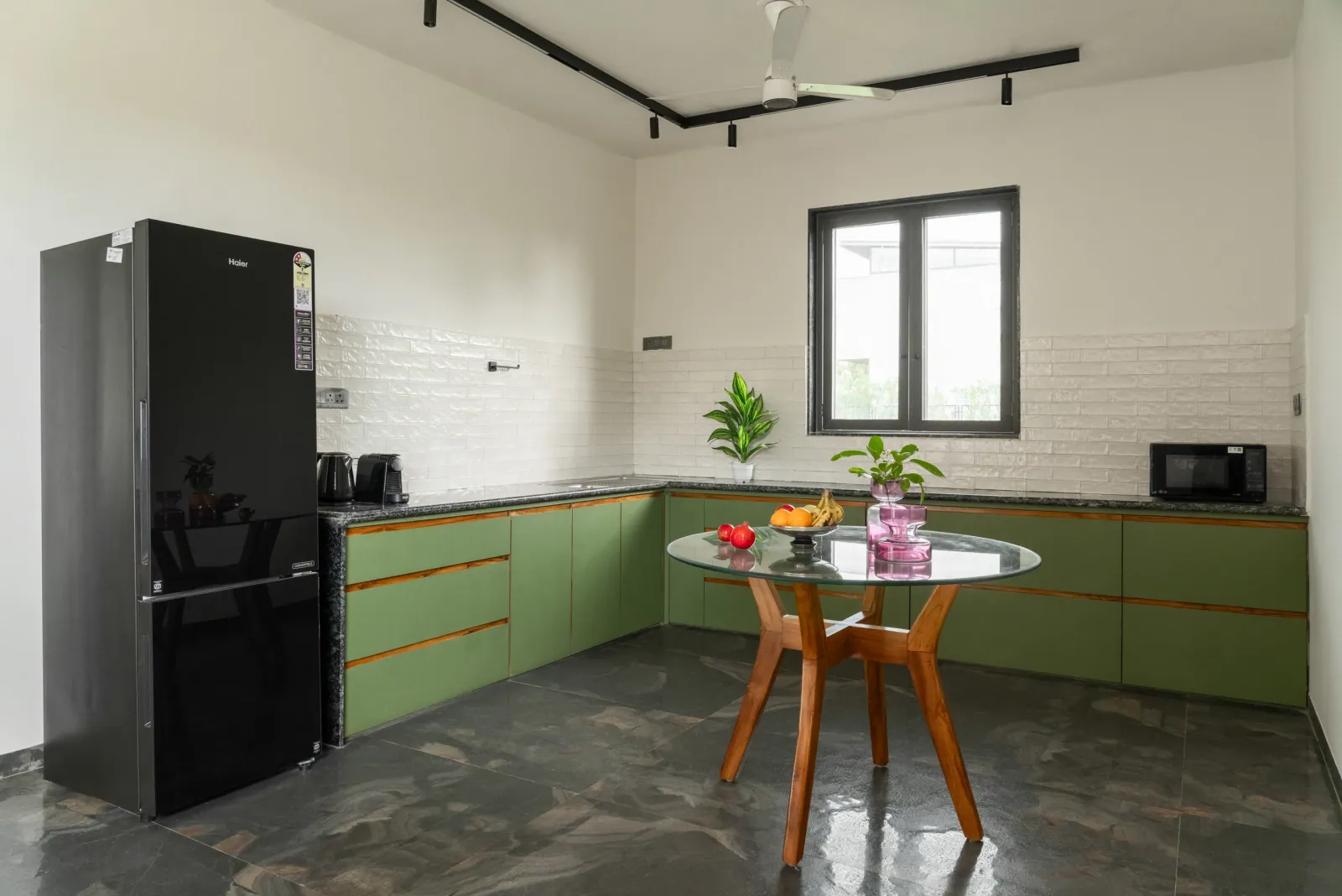 Kitchen and breakfast table at Shreeya Kromme, interior design by Ekaya Design Studio