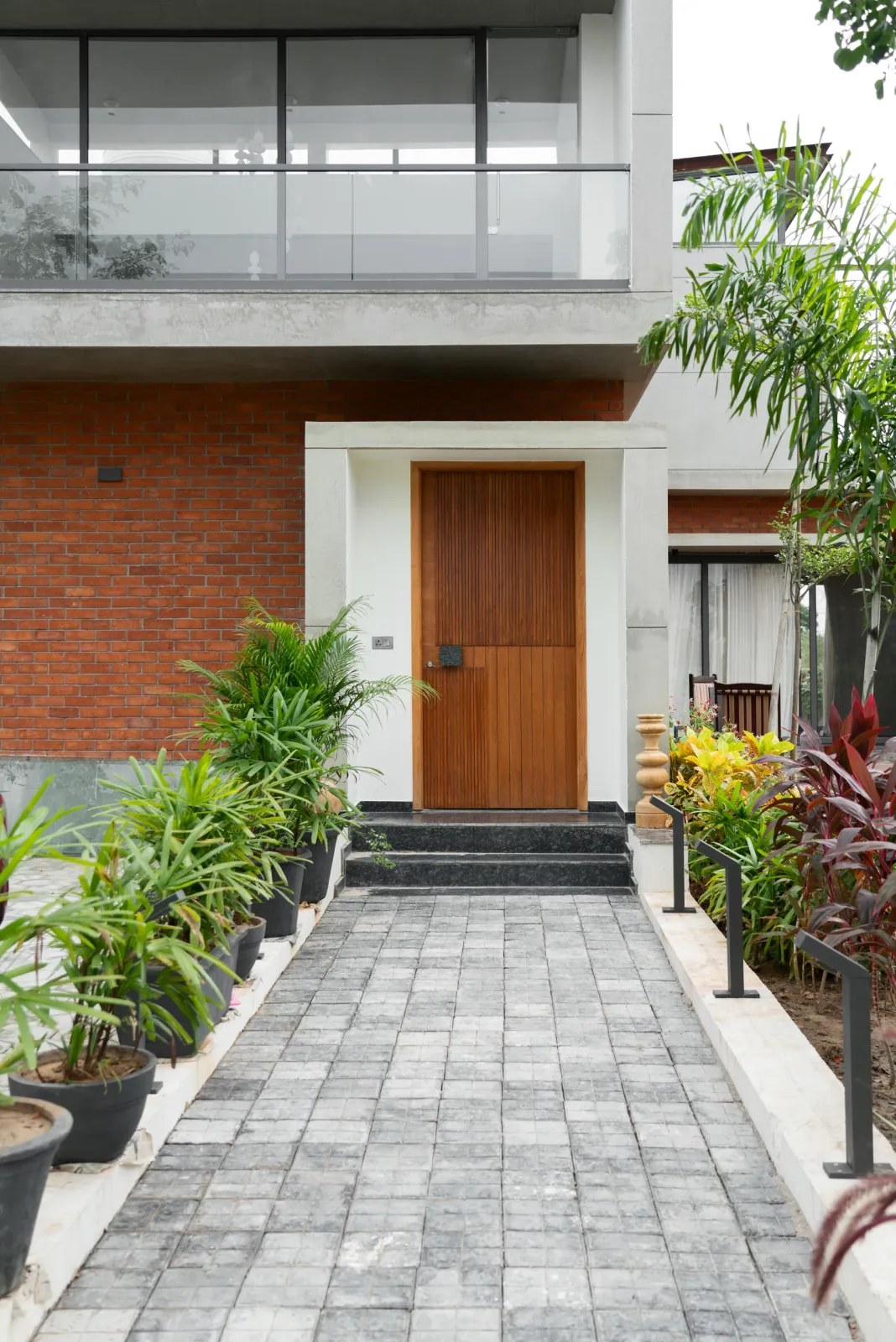 Entrance pathway at Shreeya Kromme, interior design by Ekaya Design Studio